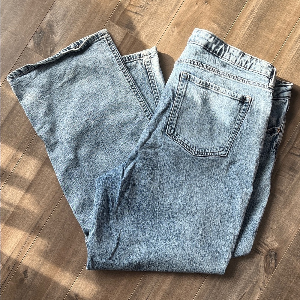 Reitmans High-Rise Light Wash Jeans – Subtle Acid Wash – Straight Leg - Picture 5 of 6